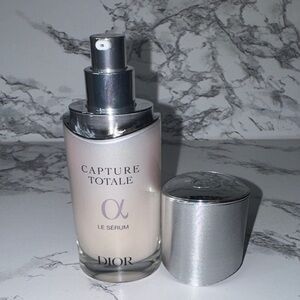 NWOB Dior Capture Totale Le Serum
Never used
Still in box
100% authentic